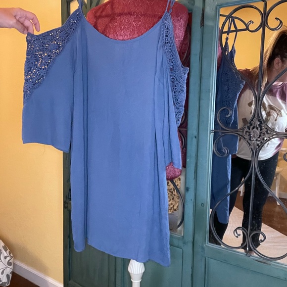 Blue cold shoulder with lace on sleeves - Picture 1 of 4